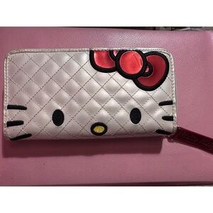 Hello Kitty Lounge Fly wallet
Good condition, couple of stains